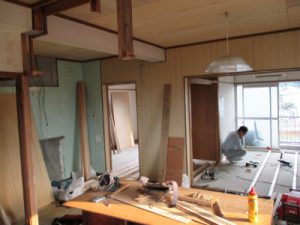 大体いらない物を撤去しました。畳からフローリングにする前の床のしたじ作りです。(^○^)